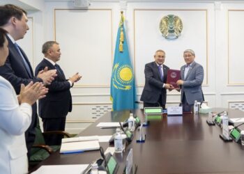 Глава региона встретился с известным казахстанским живописцем