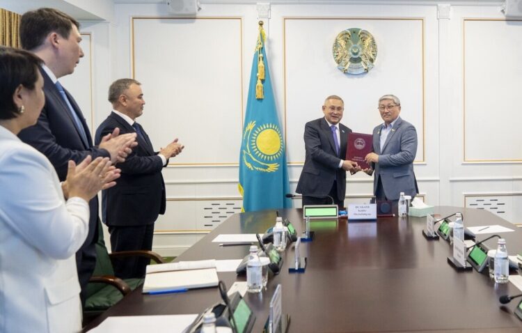 Глава региона встретился с известным казахстанским живописцем