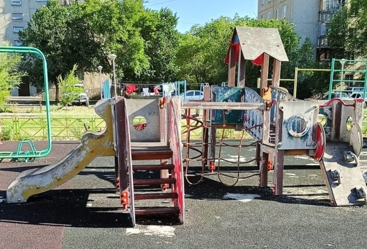 Талдыкорганцы обратили внимание властей на детские площадки
