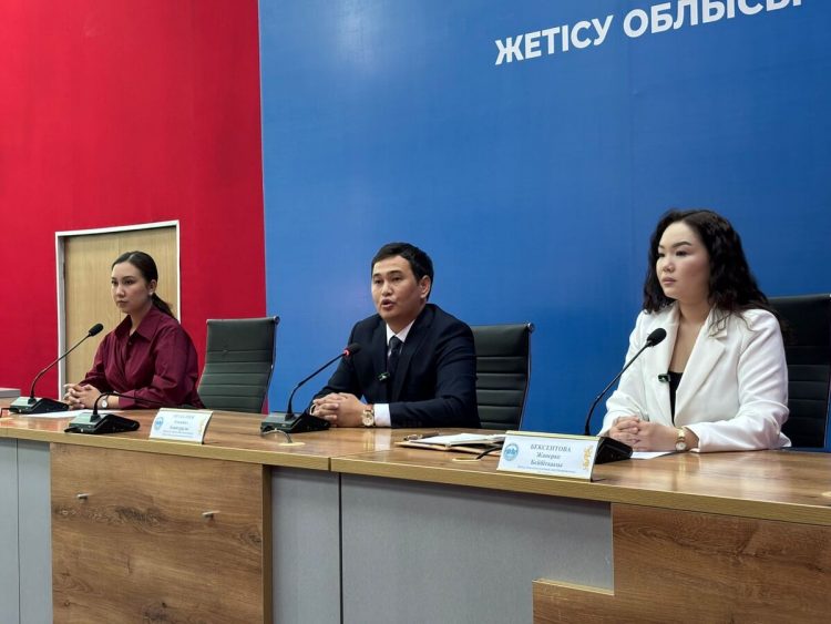 В Жетiсу сельскую молодежь призывают вступить в трудовые отряды