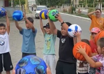 Сельской ребятне подарили мячи