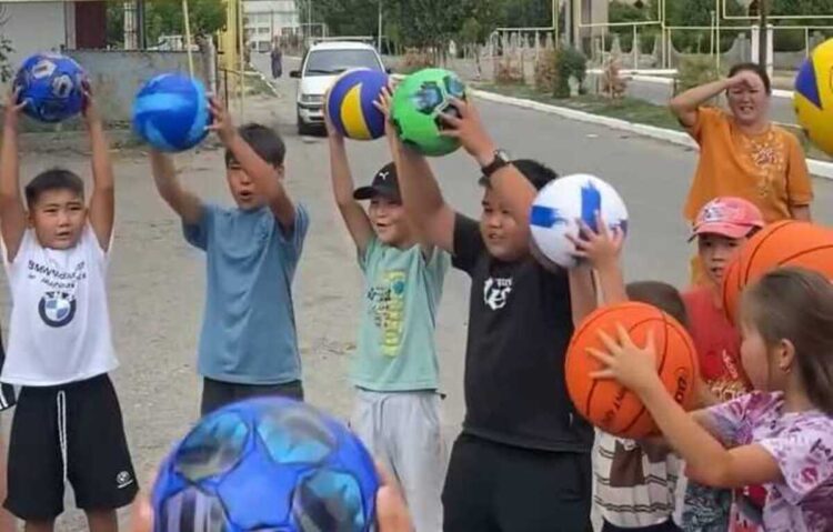 Сельской ребятне подарили мячи