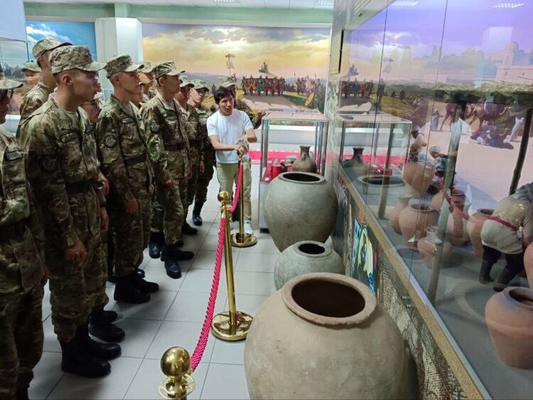 Музейную экскурсию для солдат организовали в Талдыкоргане