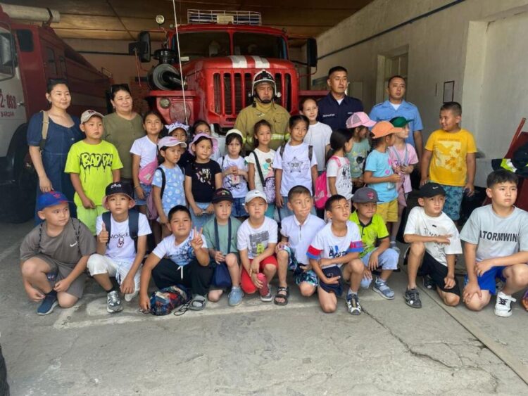 Спасатели Сарканского района учат детей безопасности во время летних каникул