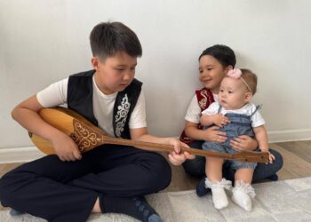 Двухструнная красавица подростка из Талдыкоргана