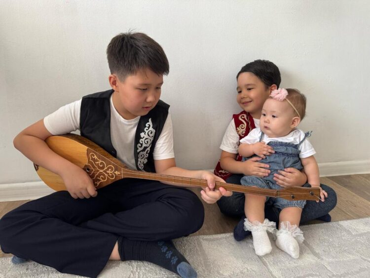 Двухструнная красавица подростка из Талдыкоргана