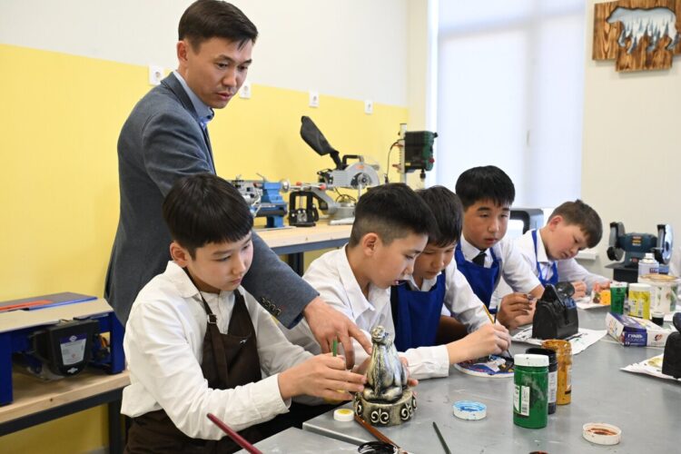 Педагогов, победивших в республиканском конкурсе, премируют 3,9 млн тенге