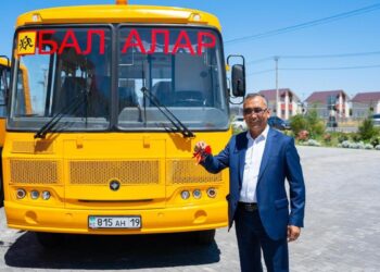 Школьные автобусы передали в отдаленные села Жетiсу