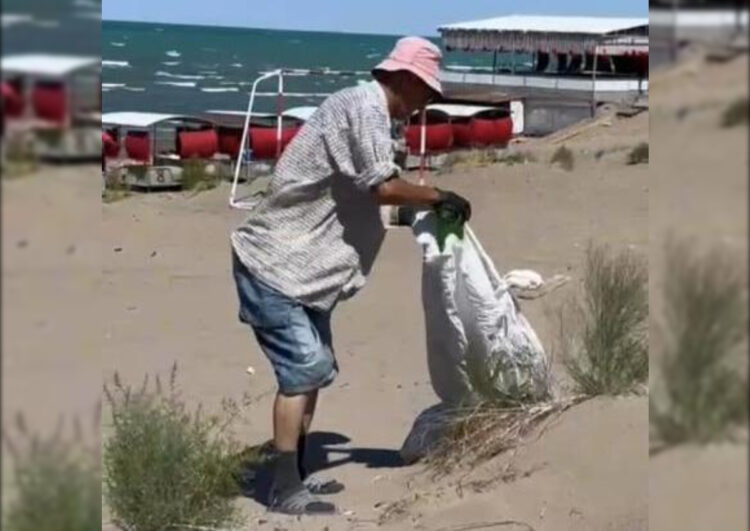 До 4 тонн мусора вывозят в выходные с побережья Балхаша