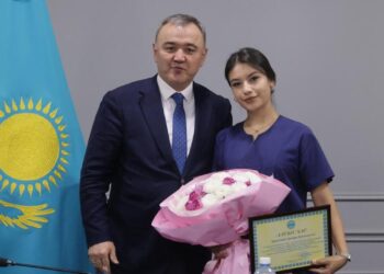 Бригаду скорой, спасших при пожаре семью сельчан, поощрили в Жетiсу