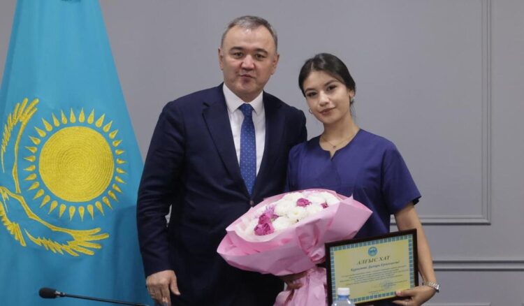 Бригаду скорой, спасших при пожаре семью сельчан, поощрили в Жетiсу