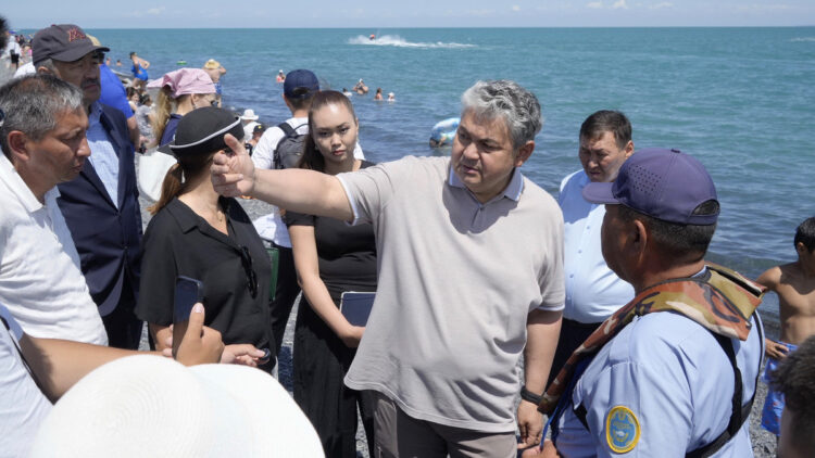 Исполнение поручений Президента: Ермек Кошербаев проверил зоны отдыха на побережье Алаколя