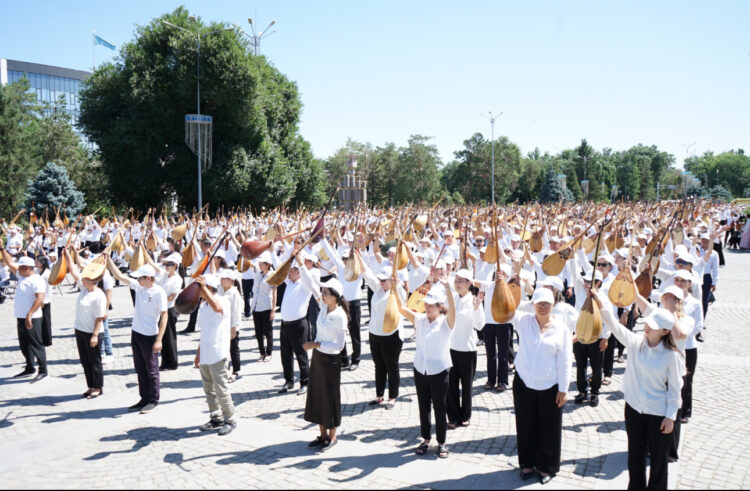 Жетысусцы установили рекорд Казахстана ко Дню домбры