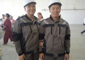 Супружеская пара осваивает профессию на заводе в Талдыкоргане