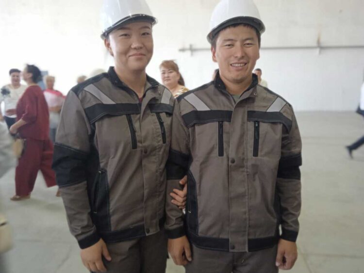 Супружеская пара осваивает профессию на заводе в Талдыкоргане