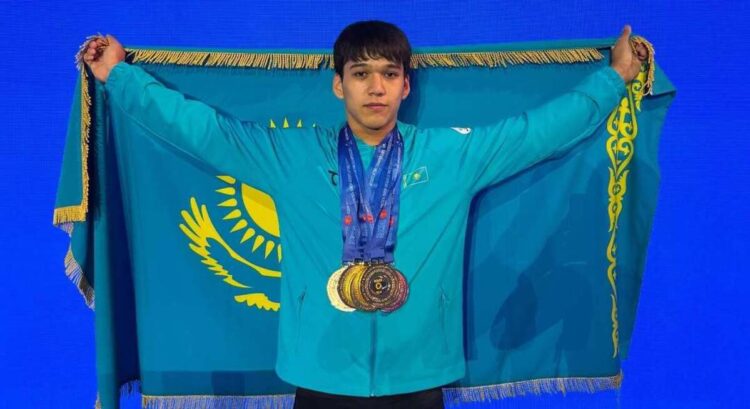 Юный штангист из Жетiсу произвел фурор на ЧА в Астане