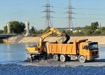 В Талдыкоргане укрепляют берега реки Каратал