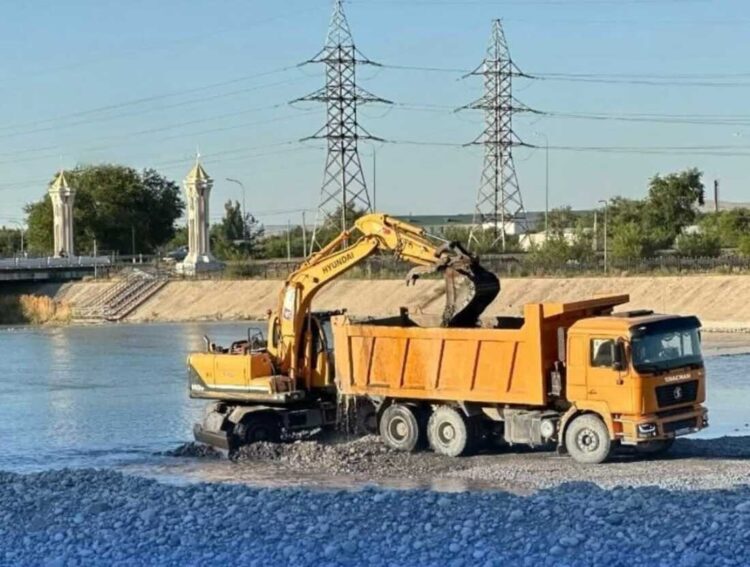 В Талдыкоргане укрепляют берега реки Каратал