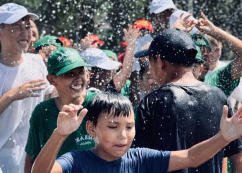 Фонтан из пожарного рукава устроили детям в Жетiсу