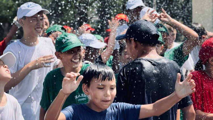 Фонтан из пожарного рукава устроили детям в Жетiсу