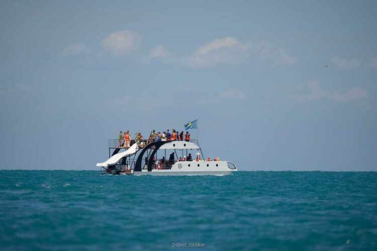 Яблоку негде упасть: рекордное число туристов отдыхает в нынешнем сезоне на Алаколе