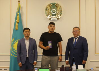 «Слышащее государство»: Семье погорельцев вручили ключи от квартиры