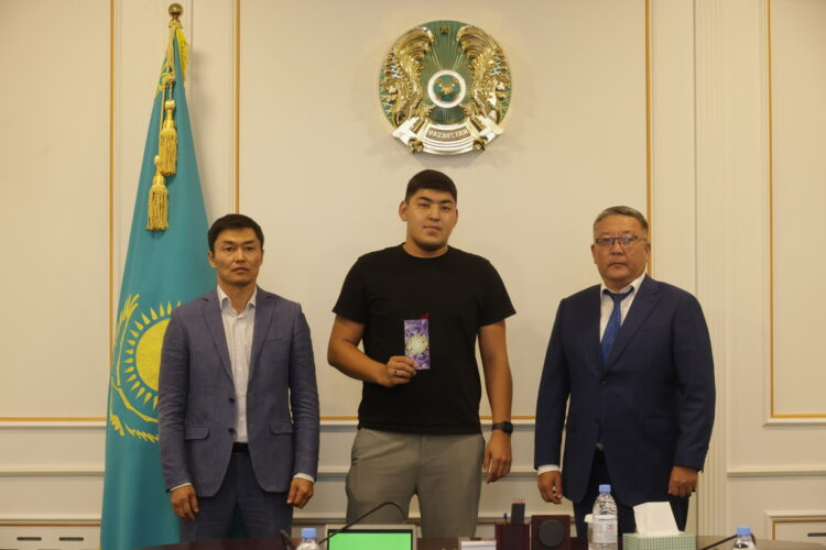 «Слышащее государство»: Семье погорельцев вручили ключи от квартиры