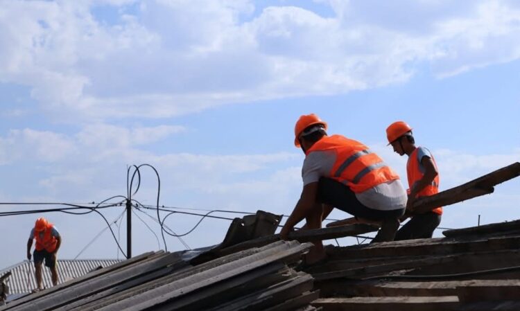 Крыши многоэтажек обновляют в Талдыкоргане