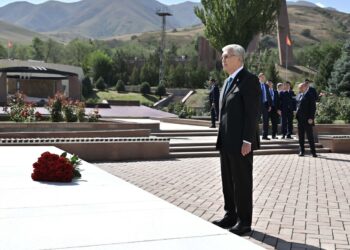 Глава Казахстана возложил цветы к мемориальному комплексу «Ата-Бейит» в Кыргызской Республике