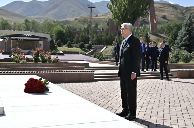 Глава Казахстана возложил цветы к мемориальному комплексу «Ата-Бейит» в Кыргызской Республике