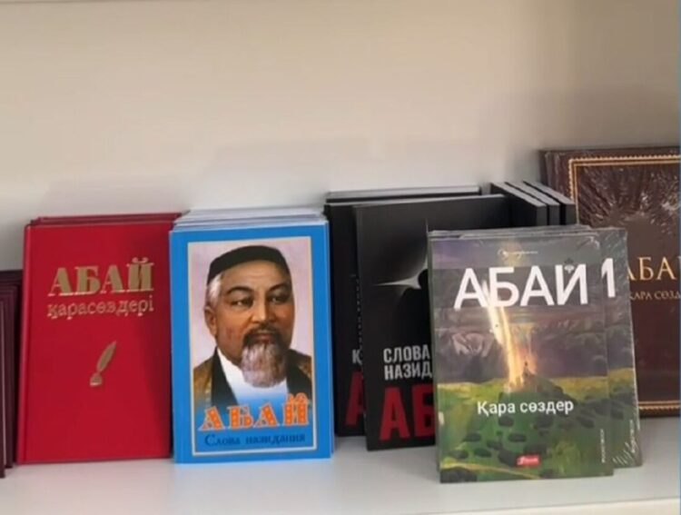 В Талдыкоргане за знания об Абае дарили “Слова назидания”