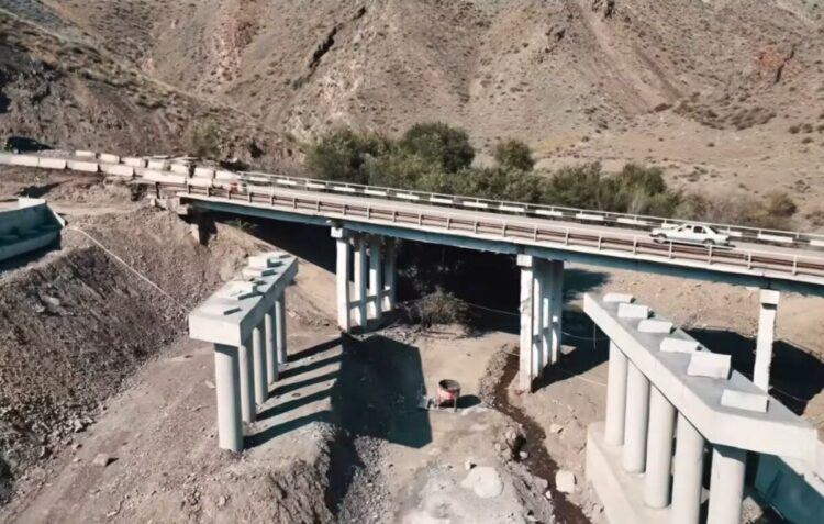 Строительство моста на трассе «Сарыозек — Коктал» достигло 60% готовности