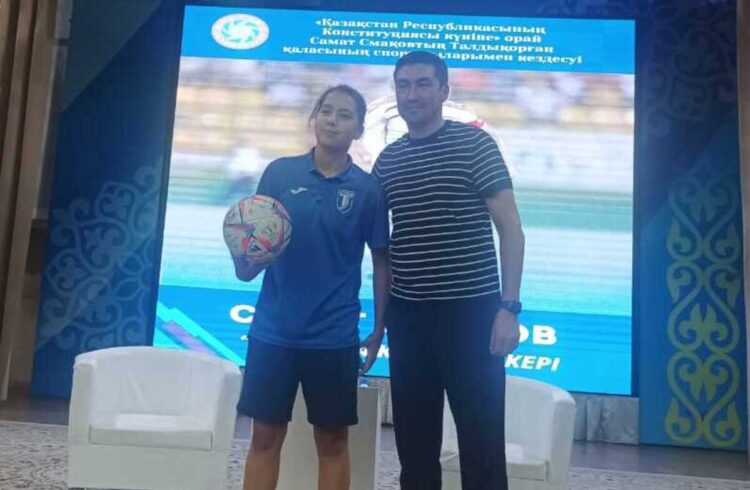 С легендой футбола встретились юные спортсмены в Талдыкоргане