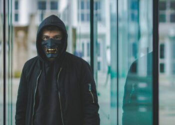 Полицейские усилили разъяснение запрета на закрытие лица в общественных местах