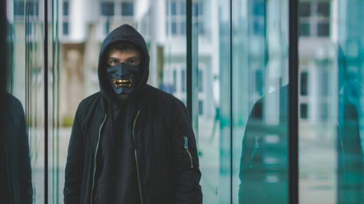 Полицейские усилили разъяснение запрета на закрытие лица в общественных местах