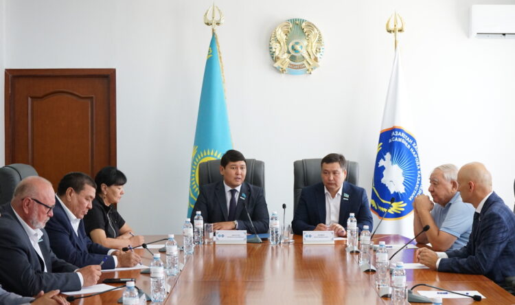 Парламентарий встретился с депутатским корпусом АНК в Жетiсу