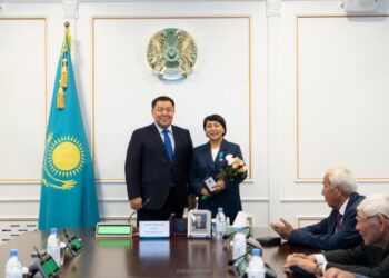 8 жетысусцев наградили медалями в честь 30-летия Конституции