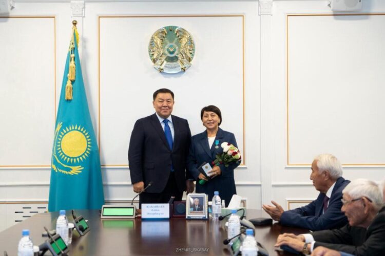 8 жетысусцев наградили медалями в честь 30-летия Конституции