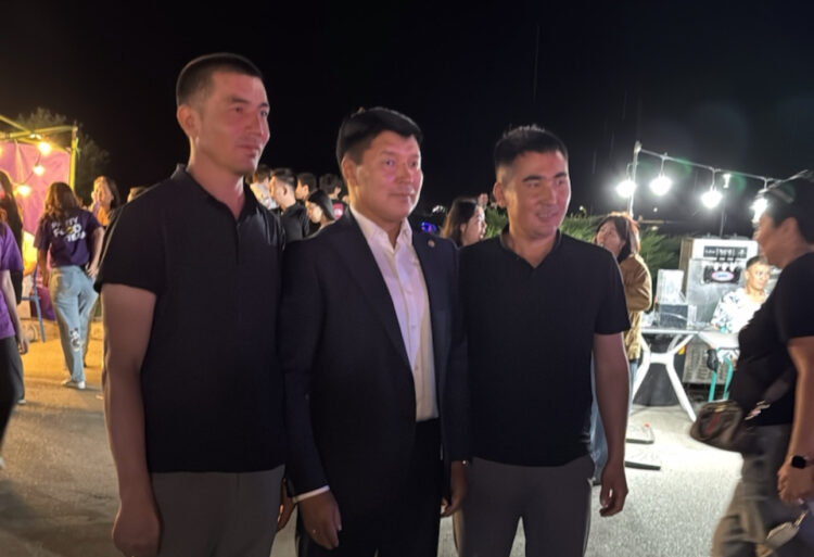 Аким Талдыкоргана среди народа