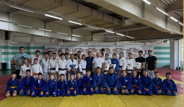 Юные дзюдоисты Жетісу получили новое экипирование от Mizuno