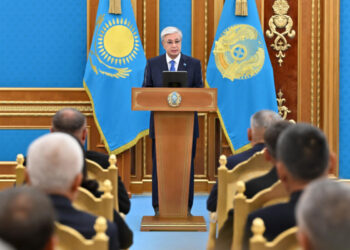 Глава государства наградил работников транспорта