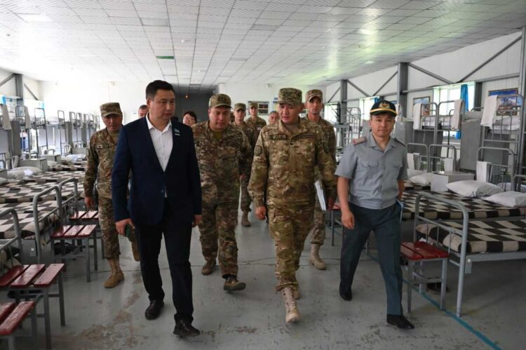 Мажилисмен Болат Керимбек оценил условия службы в Сарыозекском гарнизоне