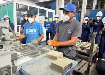 Студентам организовали экскурсию на завод в Талдыкоргане