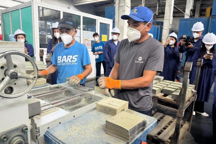Студентам организовали экскурсию на завод в Талдыкоргане