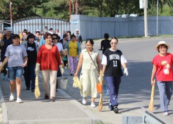 Субботник на самой длинной улице Казахстана