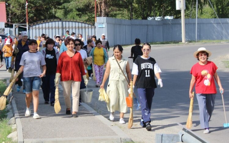 Субботник на самой длинной улице Казахстана