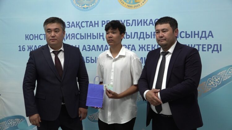 30 юным талдыкорганцам вручили удостоверения личности