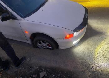 Автомобиль провалился в яму на проезжей части в Талдыкоргане