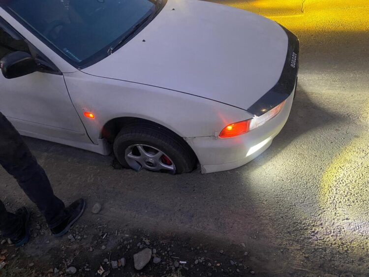 Автомобиль провалился в яму на проезжей части в Талдыкоргане