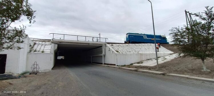 На станции Достык обновили автомобильный мост под железнодорожными путями